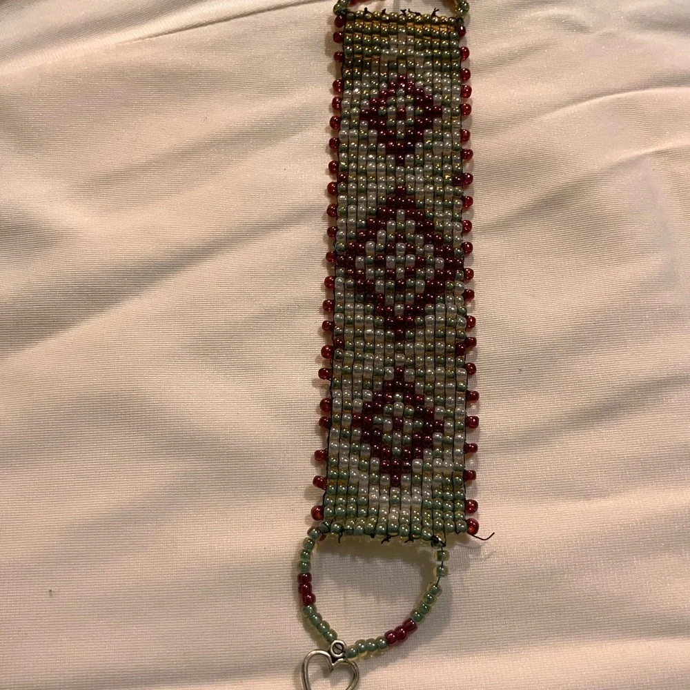Beaded loomed bracelet with heart clasp 6.5”